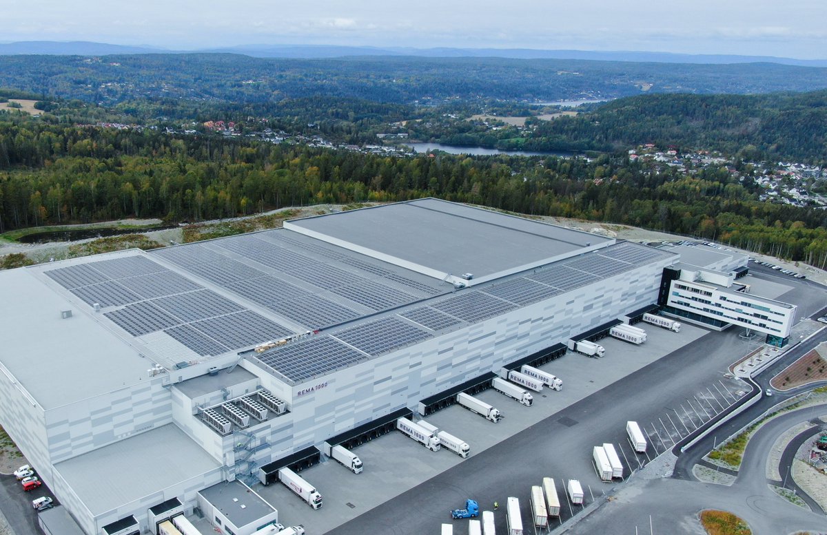 KACOnewenergy's tweet image. This cold storage facility is home to the first commercial-scale #solar power plant in🇳🇴which takes advantage of cost-saving #1500V technology. 22 units of the new silicon carbide #inverter, #blueplanet 92.0 TL3, have just been shipped there: kaco.energy/f9c73 @solcellespes