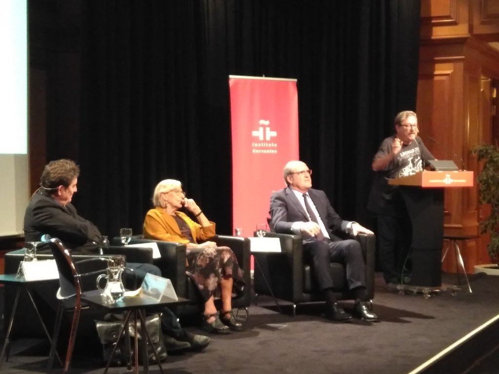 "Sin libros no hay utopía. El libro es el único capaz de construir pensamiento crítico y pensamiento utópico, y en eso estamos" dice el director general del <a href="/FCEMexico/">Fondo de Cultura Económica</a>, <a href="/Taibo2/">Paco Taibo2📝</a> en el #85añosFCE
@FCEArgentina <a href="/FCEColombia/">Fondo de Cultura Económica - Colombia</a> <a href="/FCEChile/">Fondo de cultura económica Chile</a> <a href="/FCEGuatemala/">FCE Guatemala</a> @FCEenPeru <a href="/FceEcuador/">Fondo de Cultura Económica Ecuador</a>