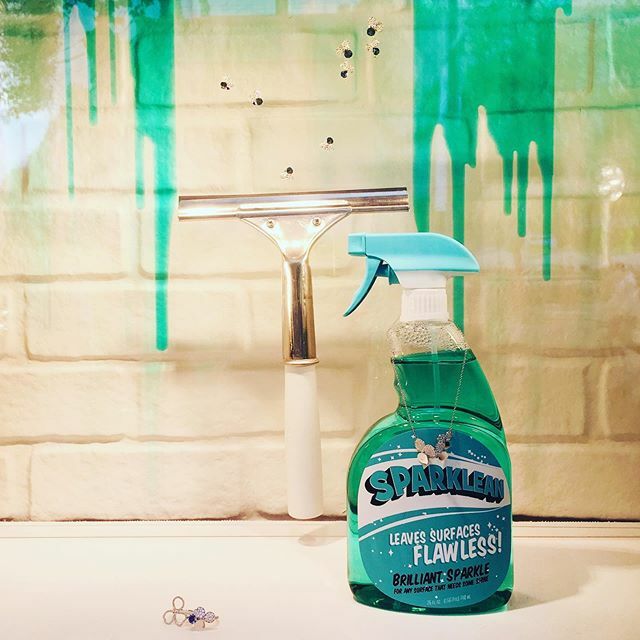 ExpatKidsParis's tweet image. What was Tiffany thinking? #diamondsandcleaningsuppliesdontmix #tiffanyandco #windowdisplaydesign #whenblingandluxurydontmix #expatwithkidsinparis #cleaningwithtiffany ift.tt/2p1v8pd