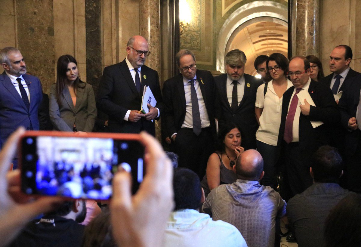 Hem promogut una acció simbòlica per defensar la llibertat de premsa i protestar per les agressions a periodistes de qualsevol índole coincidint amb l'inici del ple d'avui:
