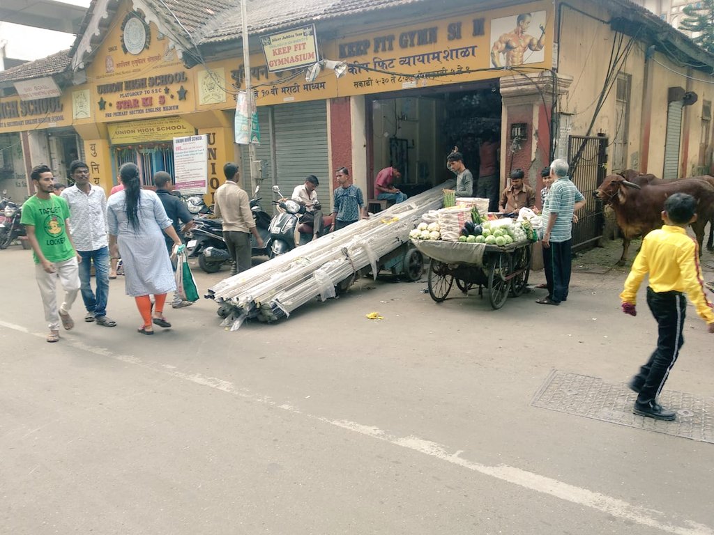 BhaveshMis3's tweet photo. 1. This is a Main Road in Khetwadi area. Even though it's a One way road the traffic flows both ways.
2. Hardly, within 200 to 300 mtrs distance from this place in photo, situated is #RFhospital (Sir H.N. Reliance Foundation Hospital & Research Centre). https://t.co/rPyjarQRLD