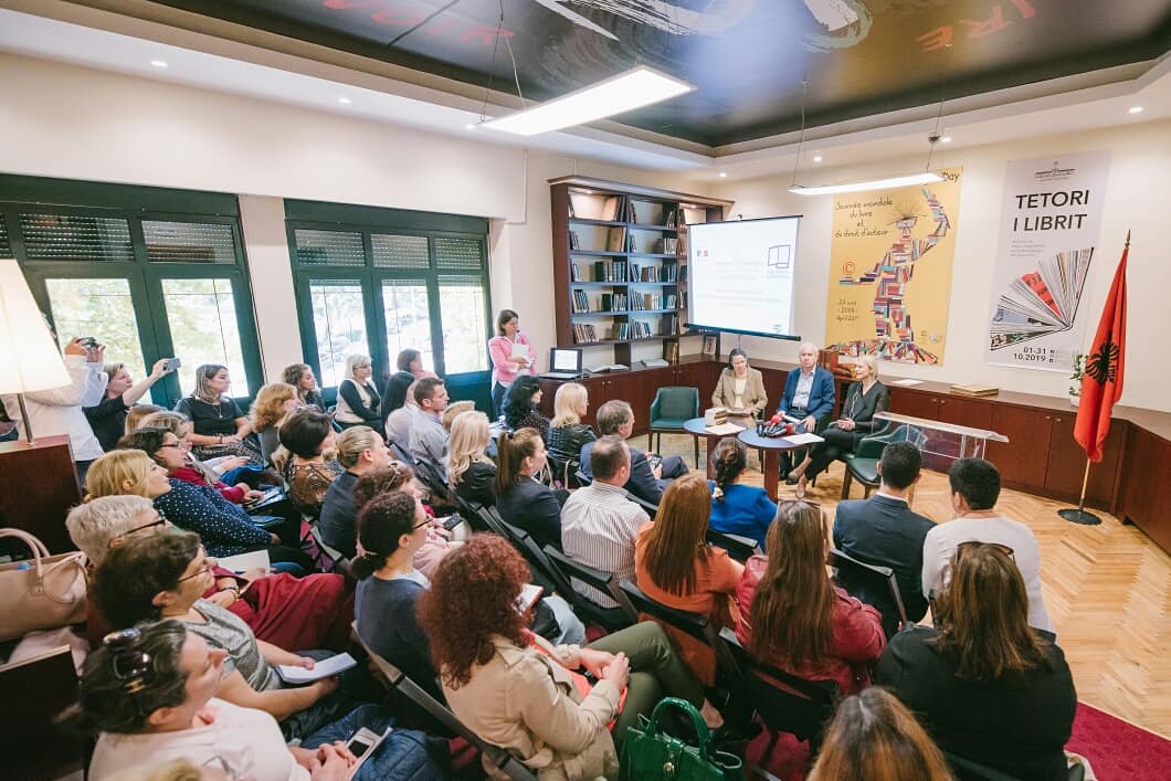 Në Bibliotekën Kombëtare, për të folur mbi shfrytëzimin e teknologjive të fundit në shërbim të librit dhe leximit. Faleminderit Ambasadës Franceze dhe znj. Christina Vasak, si dashamirëse e kulturës dhe David Picard, drejtor i bibliotekës “Vaclav Havel” për angazhimin e tyre.