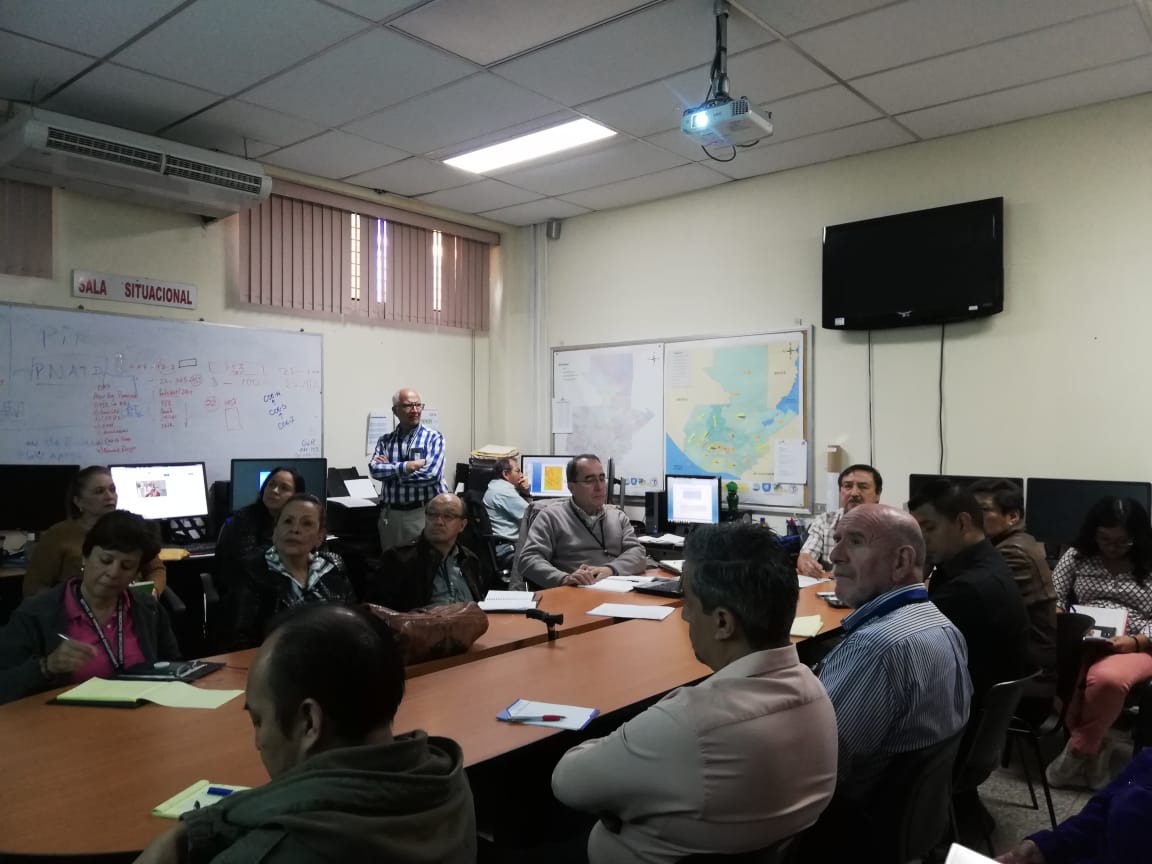 MinSaludGuate's tweet photo. #AccionesDeSalud | La Unidad de Gestión de Riesgo del #MSPAS realiza la reunión ordinaria del Centro de Operaciones de Emergencia Institucional #COEI. En la cual se abordan temas como lecciones aprendidas en el taller sobre los servicios de salud seguros y resilientes. https://t.co/z3uRxxNBEs