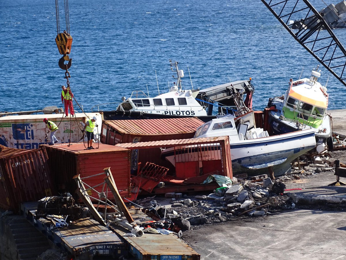 Die #Azoren-Bevölkerung kehrt nach den Verwüstungen durch den Wirbelsturm #Lorenzo langsam wieder zum normalen Alltagsleben zurück. Soldaten aus #Portugal helfen dabei: algarve-entdecker.com/2019/10/azoren…
