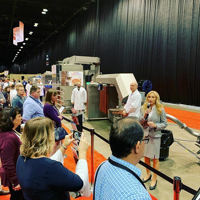EATSformerlyPE's tweet image. Packed crowd for this morning’a meat production line demonstration! 
#ProcessExpo2019
#Meat
#ProductionLines
#Pepperoni
#FoodProcessing
#Chicago ift.tt/2IDvhpw