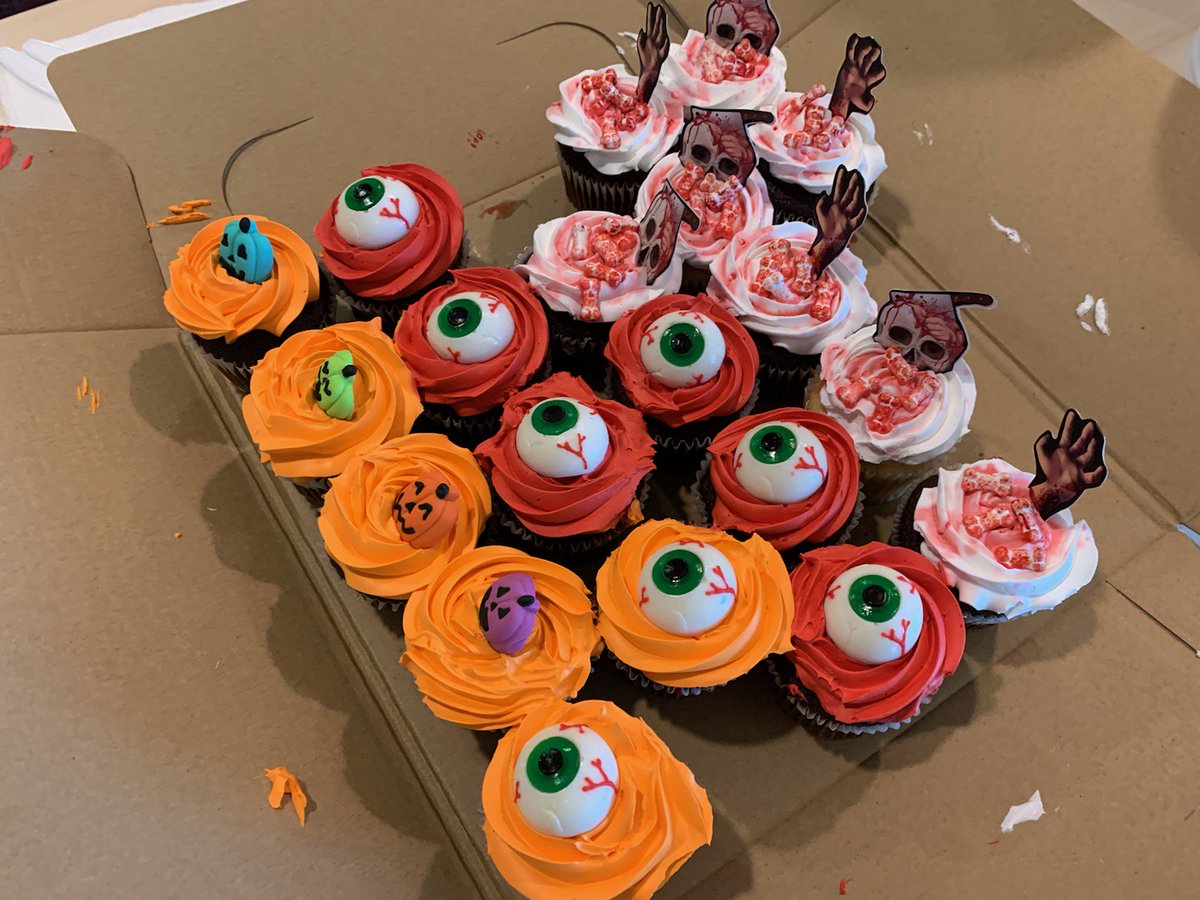 WheelingWOW_CC's tweet photo. Stop by @CaitlinStone88's team to get a hot dogs or two, chili, and desserts. All proceeds go to the @ronaldmcdonaldhouse #TuggleNation #LifeatAtt #allwedoiswin #attemployee #givingback https://t.co/SkEdvZFRtq