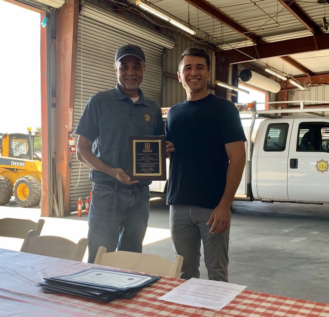 HermosaKiwanis's tweet photo. Yesterday we had the pleasure of honoring the @HermosaBchCity Public Works Department! Our president, Lucas Commiso, presented our Kiwanis Service Award to Ells Freeman. #HermosaBeach #HermosaKiwanis #Kiwanis #KiwanisIntwrnational #KiwanisServiceAward #HBPublicWorks #LocalImpact https://t.co/znv3XmgbM4