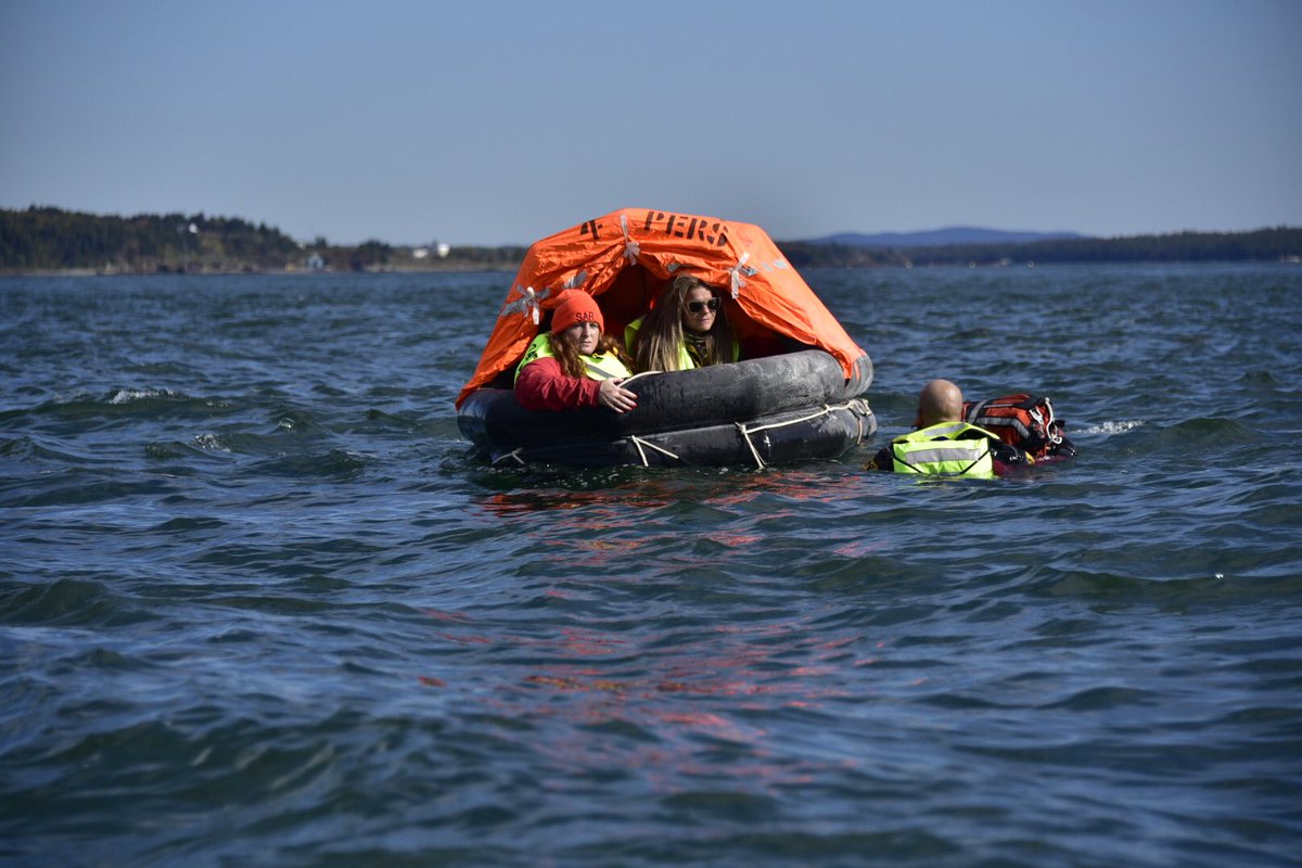 ccgsar's tweet image. Jump- and splash down!  @RCAF_ARC #SARTECH’s have splashed into the water- and made their way to the life raft.  Several subjects have been located in the raft and will be rescued by a @CoastGuardCAN vessel.  #SARExPASSBAY
