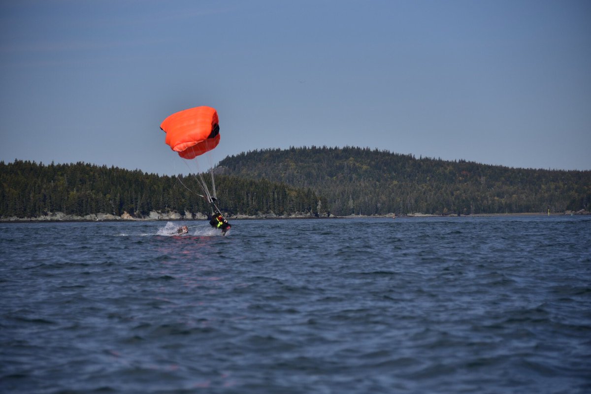 ccgsar's tweet image. Jump- and splash down!  @RCAF_ARC #SARTECH’s have splashed into the water- and made their way to the life raft.  Several subjects have been located in the raft and will be rescued by a @CoastGuardCAN vessel.  #SARExPASSBAY