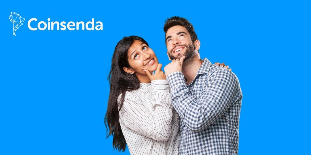 Cuando un activo se tokeniza, significa que  se puede dividir en participaciones de propiedad más pequeñas, por ejemplo, un inmueble de un millón de dólares podría dividirse en 100 tokens, cada token representa una participación del 1% en la propiedad. medium.com/@coinsenda/qu%…