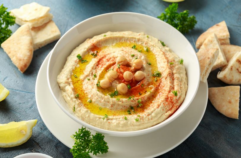 FoodPSCanada's tweet photo. Whether you make it at home or buy it from a store- there is a process to making hummus. This makes hummus a delicious (and healthy) processed food, that goes extraordinarily well with tortilla chips!
#PerfectlyProcessed #Hummus #ItsProcessed #Food #DYK #Healthy https://t.co/65lUfWSSa8