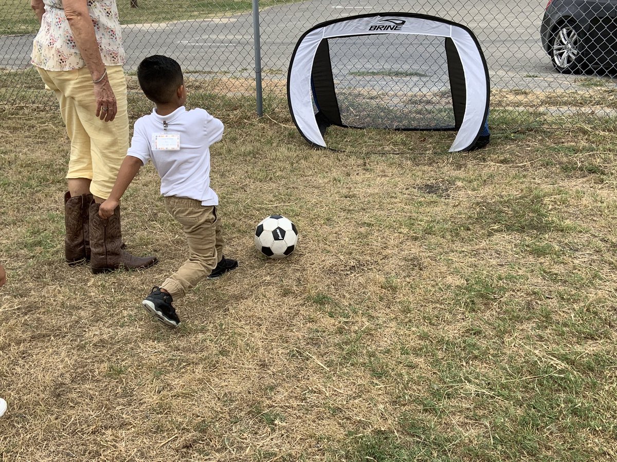 PatriciaRamon15's tweet photo. Whoa!! Watch out @EISDMemorialHS and @JFKennedyHighS Future athletes headed your way!! ⚽️🏀🏋🏽♀️ 🏃🏽♀️ #youngathletesprogram #tinyathletes @JOSECARDENASECC @Coldturtle1 https://t.co/QTqDqyGO1x