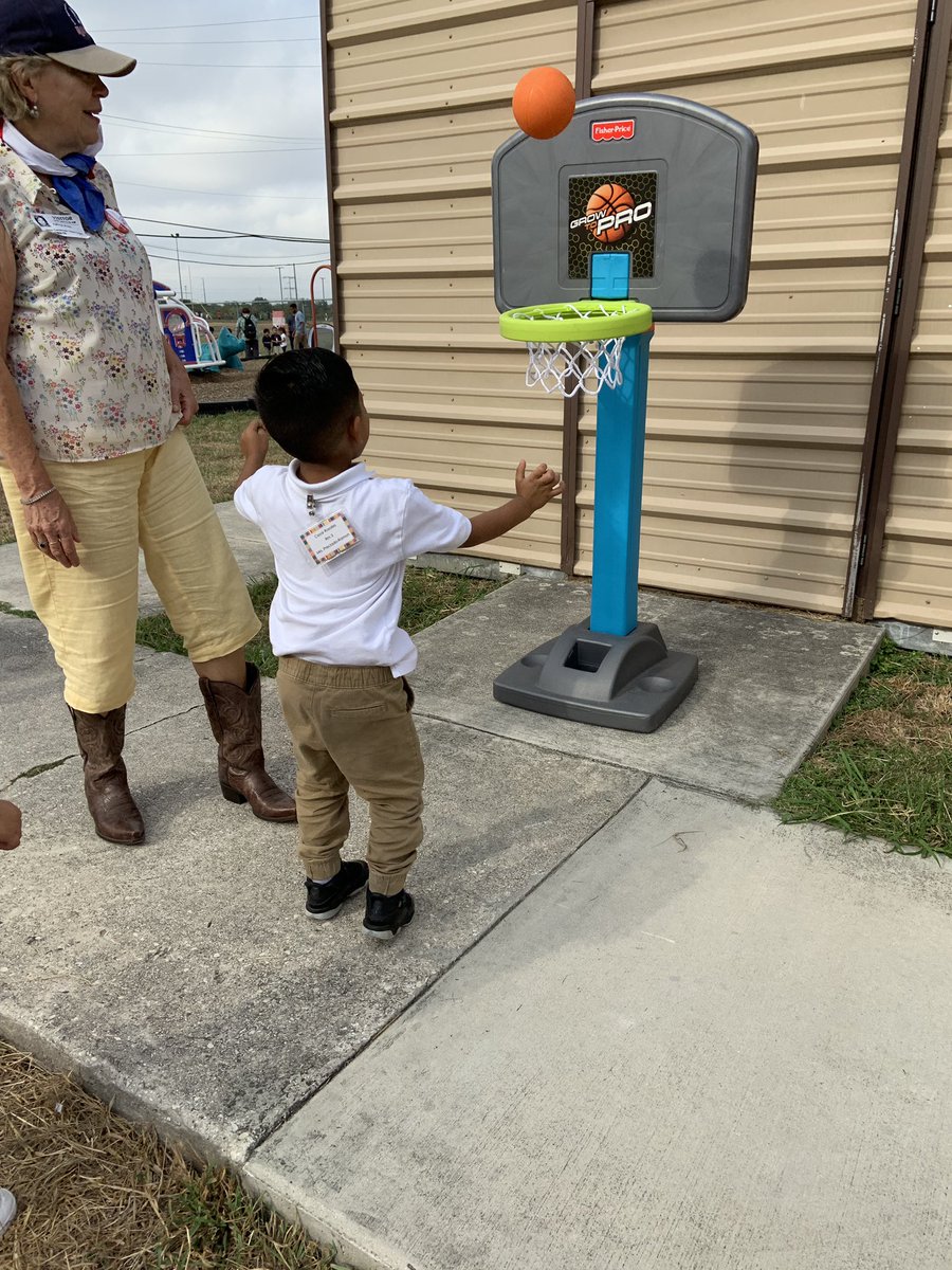 PatriciaRamon15's tweet photo. Whoa!! Watch out @EISDMemorialHS and @JFKennedyHighS Future athletes headed your way!! ⚽️🏀🏋🏽♀️ 🏃🏽♀️ #youngathletesprogram #tinyathletes @JOSECARDENASECC @Coldturtle1 https://t.co/QTqDqyGO1x