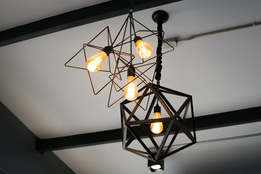 BonBriseDesign's tweet photo. Don’t be afraid to play with your lighting. Adding dramatic lighting elements can change the ambience of the room. https://t.co/uFwcwbjIwH
