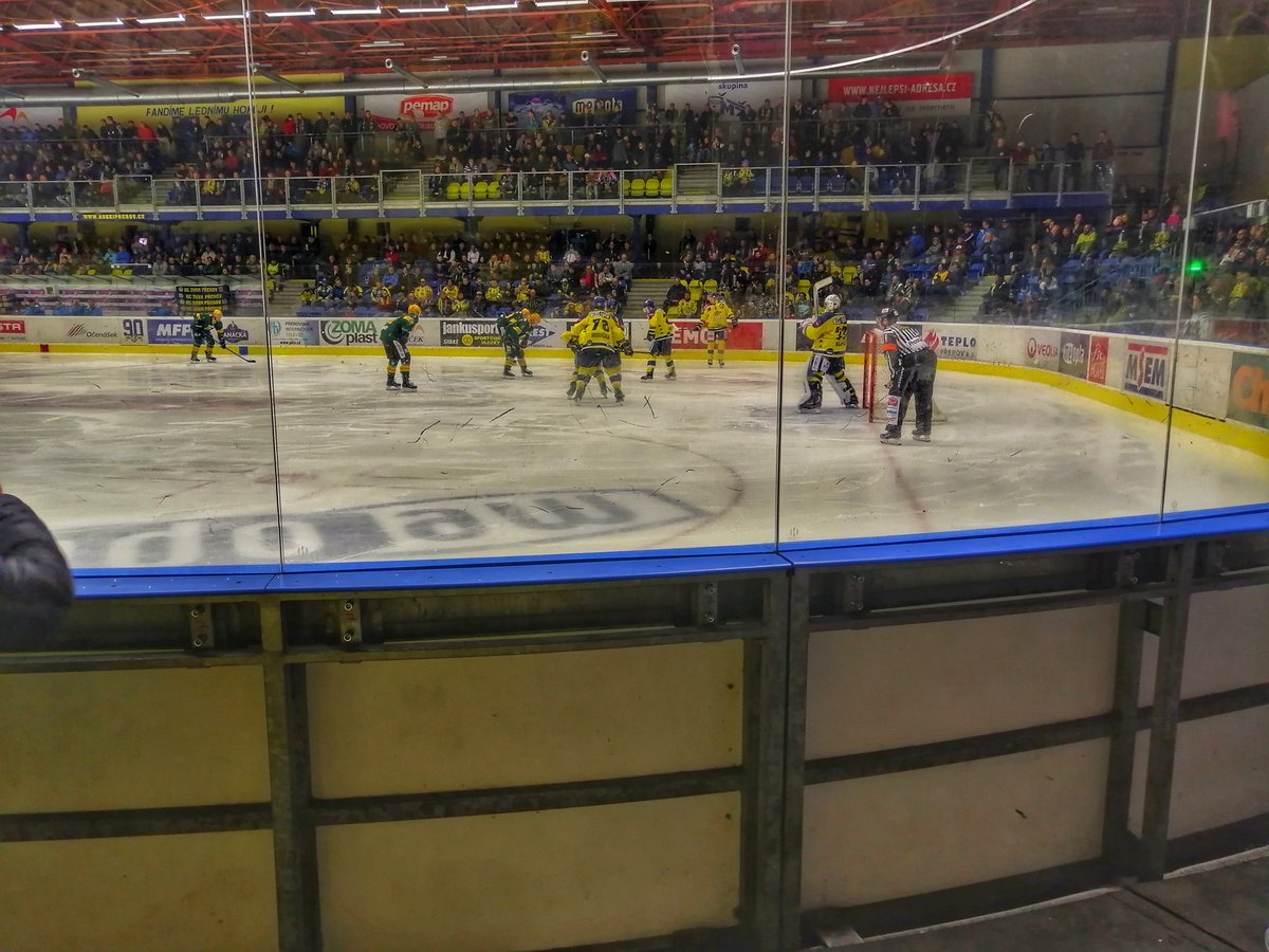Hustoles86's tweet photo. Tak zase na hokeji 🏒🇨🇿
Přerov 🆚 Vsetín #WSMliga https://t.co/F0S2XLgFMd