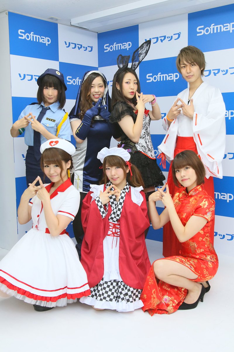 moriya_777's tweet photo. CDリリースから1年経ったので、4th DivAリリイベの頃の写真を。昨年10/4秋葉原ソフマップ,10/5タワーレコード横浜,10/6タワーレコード新宿、10/6タワーレコード八王子の集合写真です。#DivAEffectProject https://t.co/952JTrScJ5