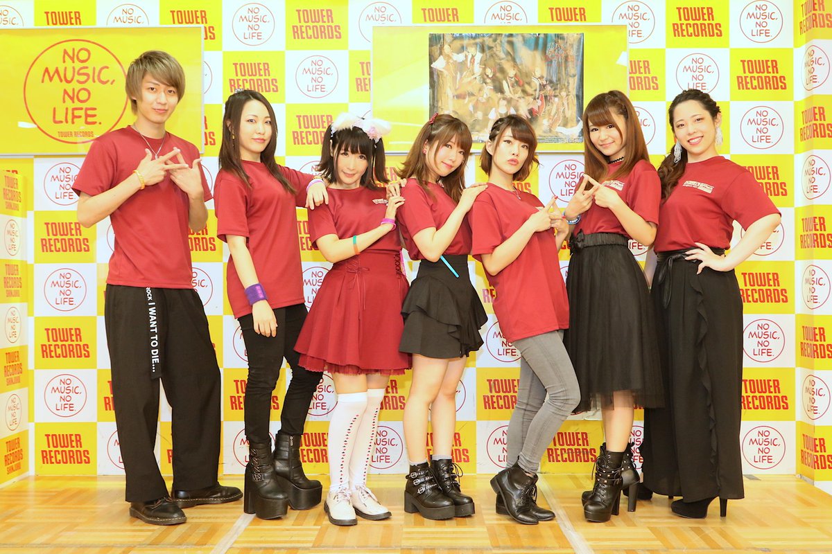 moriya_777's tweet photo. CDリリースから1年経ったので、4th DivAリリイベの頃の写真を。昨年10/4秋葉原ソフマップ,10/5タワーレコード横浜,10/6タワーレコード新宿、10/6タワーレコード八王子の集合写真です。#DivAEffectProject https://t.co/952JTrScJ5