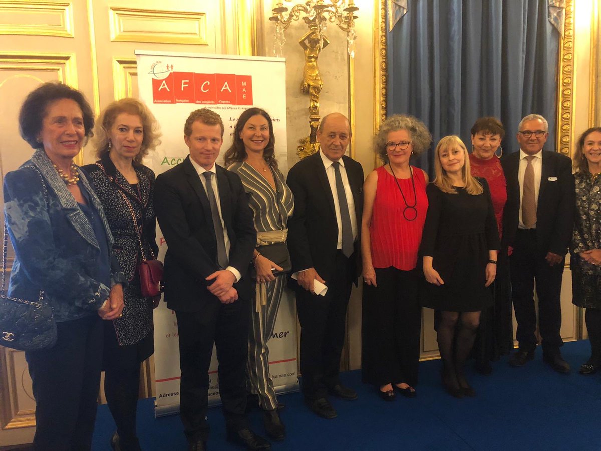 Célébration hier soir à l’hôtel du ministre <a href="/JY_LeDrian/">Jean-Yves Le Drian</a> et de son épouse Maria ,des 30 ans de l’AFCA , Association des Conjoints d’Agents qui soutient , accompagne ceux et celles qui doivent se réinventer pour suivre leur bien aimé à l’étranger ... ✈️