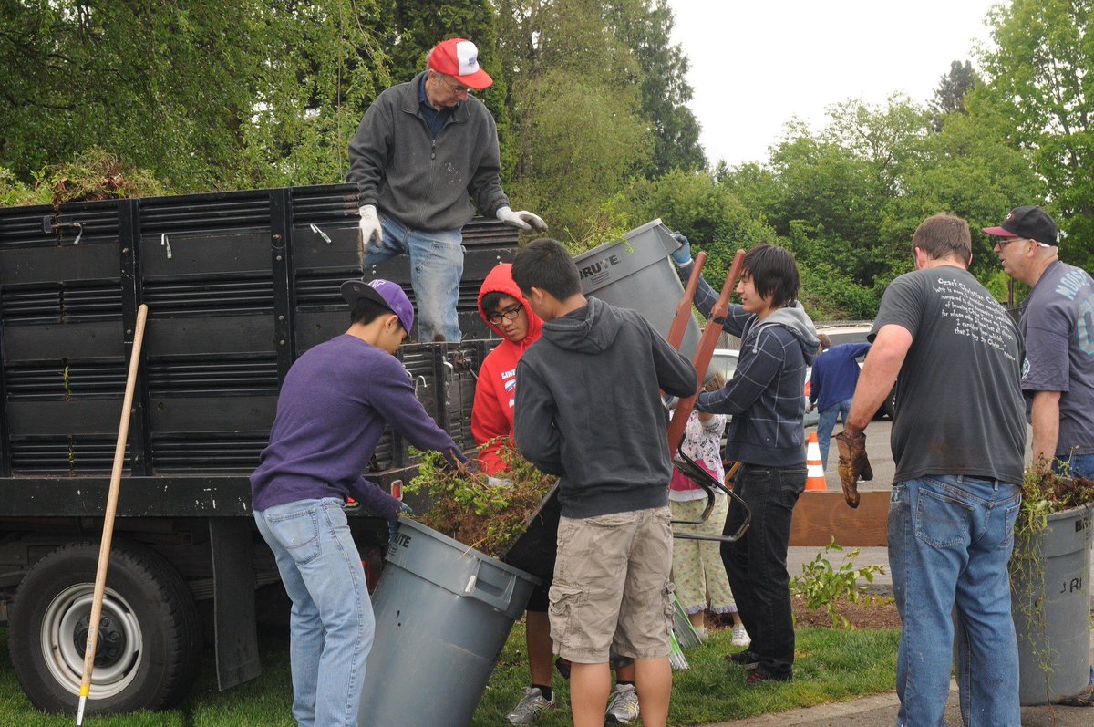CityofRenton's tweet photo. We are in search of volunteers for Fall Green and Clean on Saturday, Oct. 19! Help us maintain parks for everyone in our city to enjoy. 🌲Check in begins at 8:45 a.m. at Windsor Hills Park. Volunteers must be 12 or older. Register now: https://t.co/FrVPItlJs9. https://t.co/WhEzHSQCkT