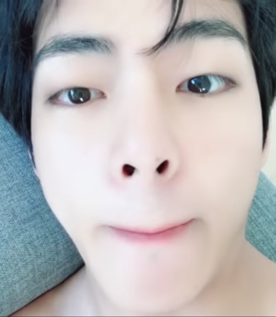 breadcheekV's tweet photo. Who cant get over Tae shirrless with handsome bare face?
#VonVacation
#VLOG_V
#VLOGV
#TaehyungTannieTime
#리얼뷔로그_feat탄이
#나른한뷔의신나는휴가
#taehyung #v #kimtaehyung #btsv #taetae https://t.co/u8PBW64SZa