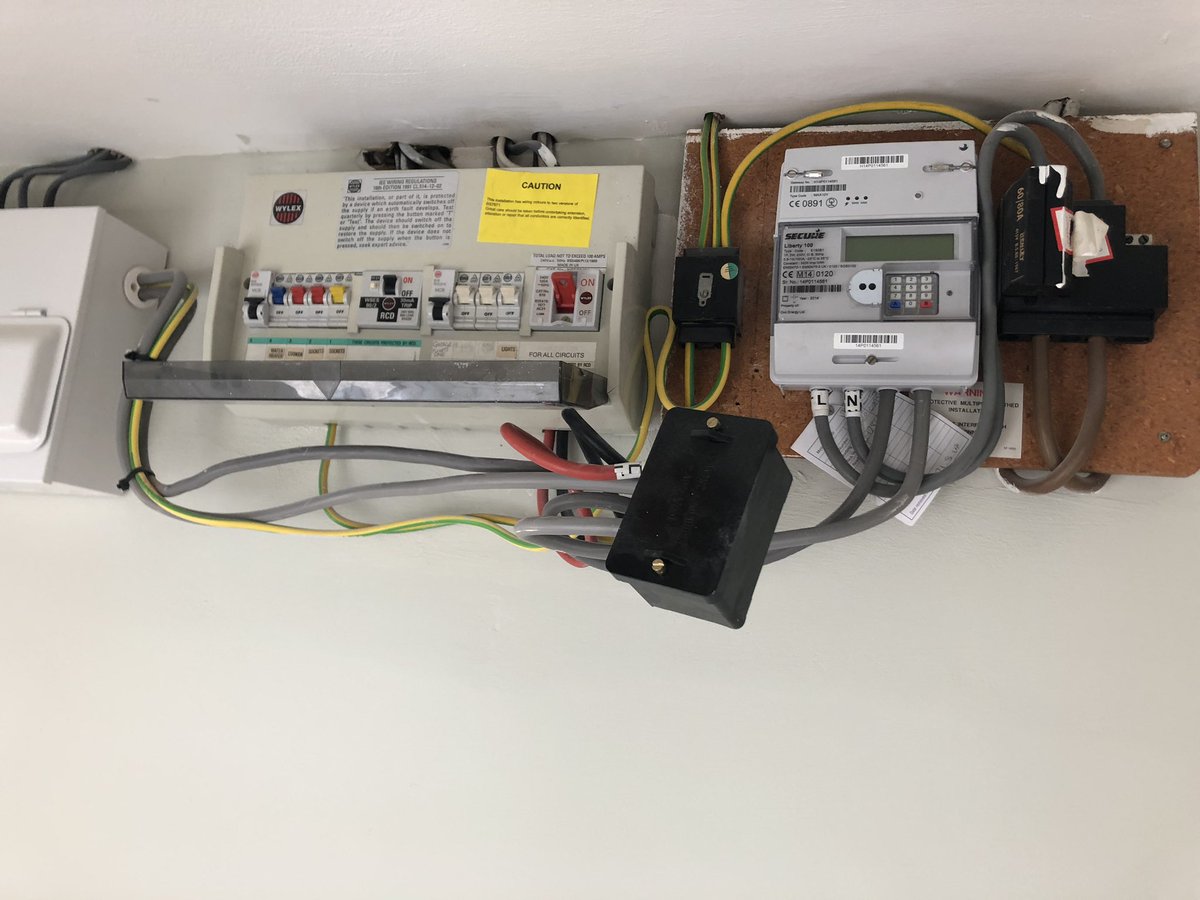 Shes_ElectricUK's tweet photo. 💥Only came to put a light up!! Client “Is there a problem with that?”.......I have no words, but I think my face is doing all the talking 🤬🤬🤬💥 #somanythingswrong #builderstrikesagain #beammeup #KaBoom https://t.co/UuI8rIoaFX