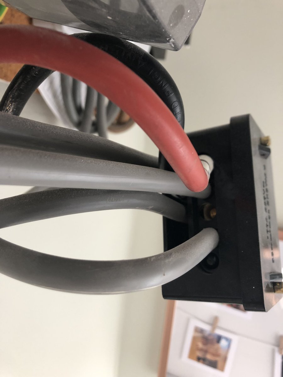 Shes_ElectricUK's tweet photo. 💥Only came to put a light up!! Client “Is there a problem with that?”.......I have no words, but I think my face is doing all the talking 🤬🤬🤬💥 #somanythingswrong #builderstrikesagain #beammeup #KaBoom https://t.co/UuI8rIoaFX