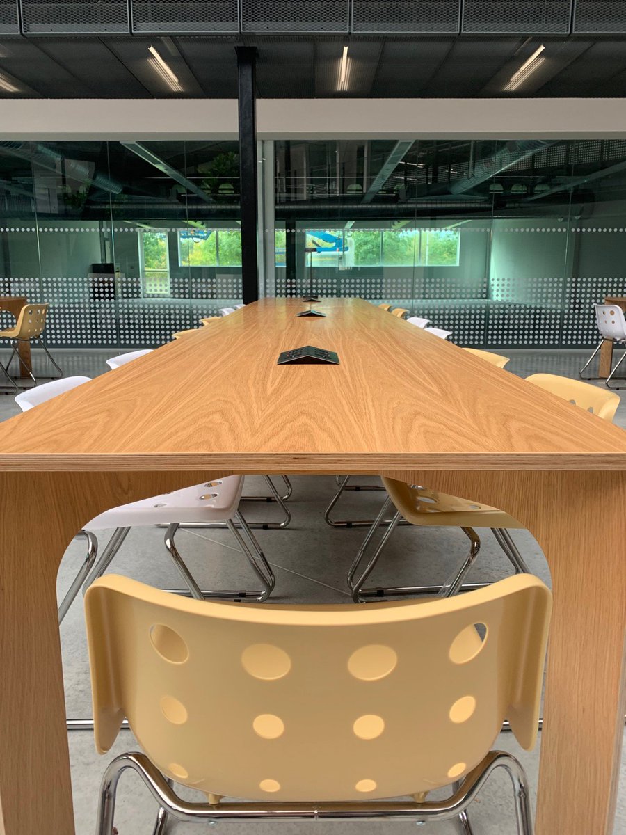 ArbetaMcr's tweet photo. Our atrium space is looking fantastic. We love our bespoke designed desks by #PRPArchitects and our #RobinDay chairs @PRP_News @Robin_Lucienne #furnituredesign #officeinteriors https://t.co/n2uYqlBX3c