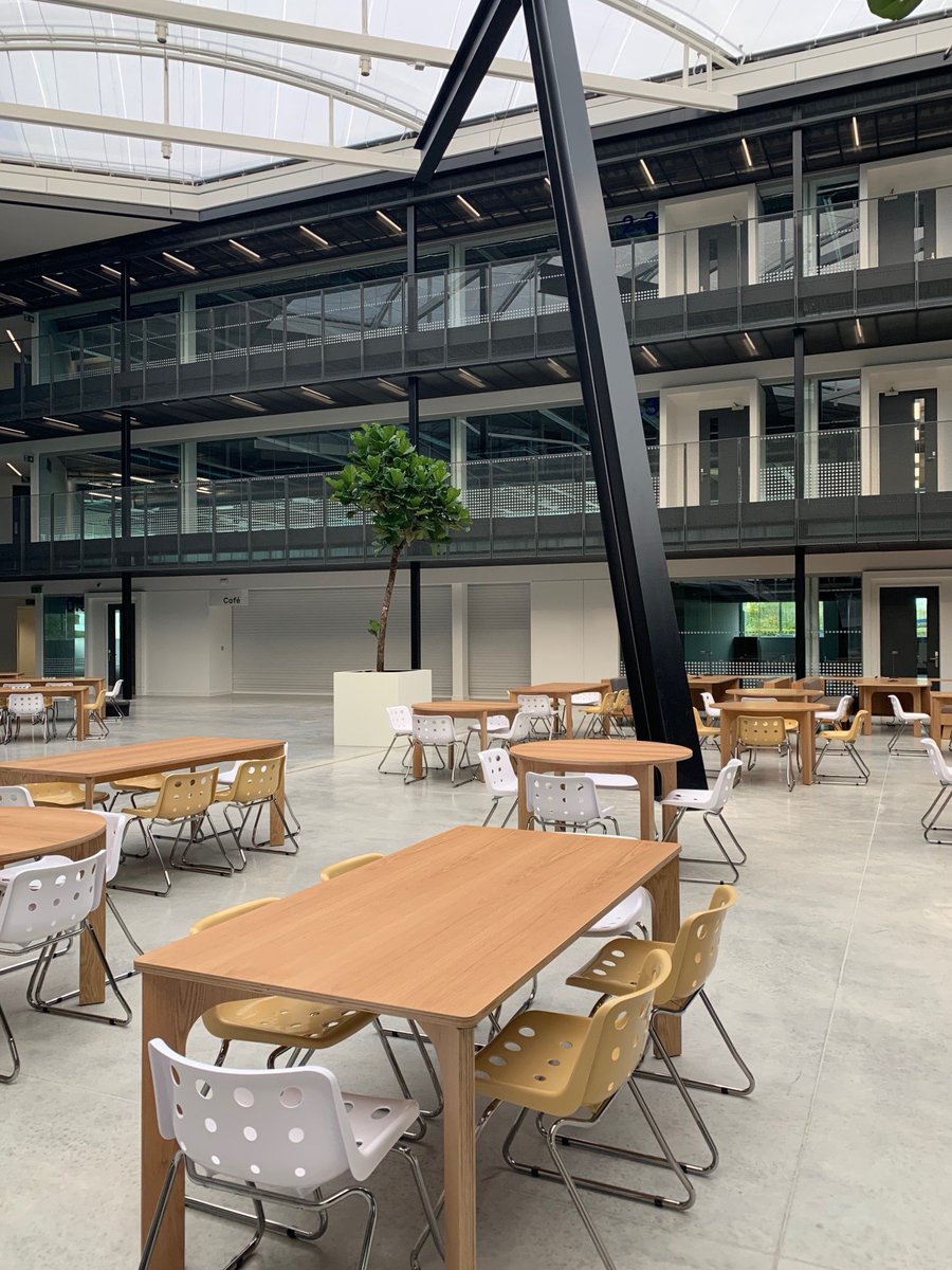 ArbetaMcr's tweet photo. Our atrium space is looking fantastic. We love our bespoke designed desks by #PRPArchitects and our #RobinDay chairs @PRP_News @Robin_Lucienne #furnituredesign #officeinteriors https://t.co/n2uYqlBX3c