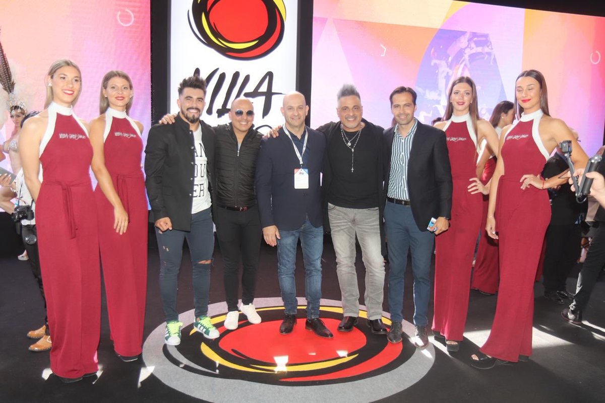 valenigonzalez's tweet photo. Bien Argentino, en su paso por la #FIT, junto al intendente de Villa Carlos Paz, Daniel Gómez Gesteira, y el Secretario de Turismo y Deportes @sebaboldrini .
Se viene un show, totalmente renovado, a partir de diciembre en el Complejo Malambo‼️💣💪 https://t.co/Oix8uM9YqP