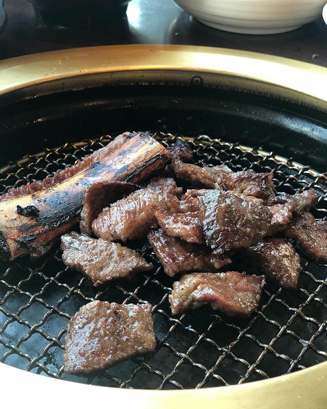 kallahil's tweet photo. #수원 에는 맛있는 #갈비집 이 많다는데 오늘은 #신라갈비 라는데에 가보았음. #공휴일 이라 #점심정식 을 못먹어서 비싸긴 했지만 푸짐한 #상차림 과  깔끔한 #서비스 그리고 맛난 #양념갈비 를 배터지게 먹고 왔음 #배불배불 #🍖 https://t.co/cTE8EiLXLc