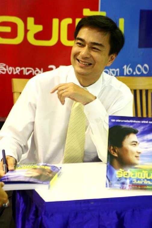 SuraiST's tweet photo. พี่มาร์ค @Abhisit_DP ค่ะ
เห็นบอกว่า "ตกงาน"😂
ไหนๆก็บอกว่า ตกงานเเล้ว ช่วยเขียนหนังสือออกมาอีกสัก 2-3 เล่มได้ไหมค่ะ จะไปต่อคิวขอลายเซ็น เสียดายความรู้ที่มี ปกติจะชอบไปงานหนังสือฯต่อคิวขอลายเซ็น(ไปดูรอยยิ้มคนเขียน)
#AbhisitVejjajiva
#อภิสิทธิ์เวชชาชีวะ
#paritw
#ItimParit https://t.co/gXjN1HDRwR
