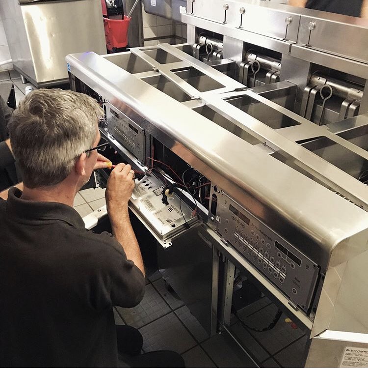 HKengineering7's tweet photo. Another #happy #customer. Recently we fitted a brand new @WelbiltInc #frymaster fryer for @BurgerKingUK @motoway. Keeping them open for business. 

#TotalQSR
#KeepingYouOpenForBusiness
#FirstTimeFix https://t.co/Xt6o3c4o6W