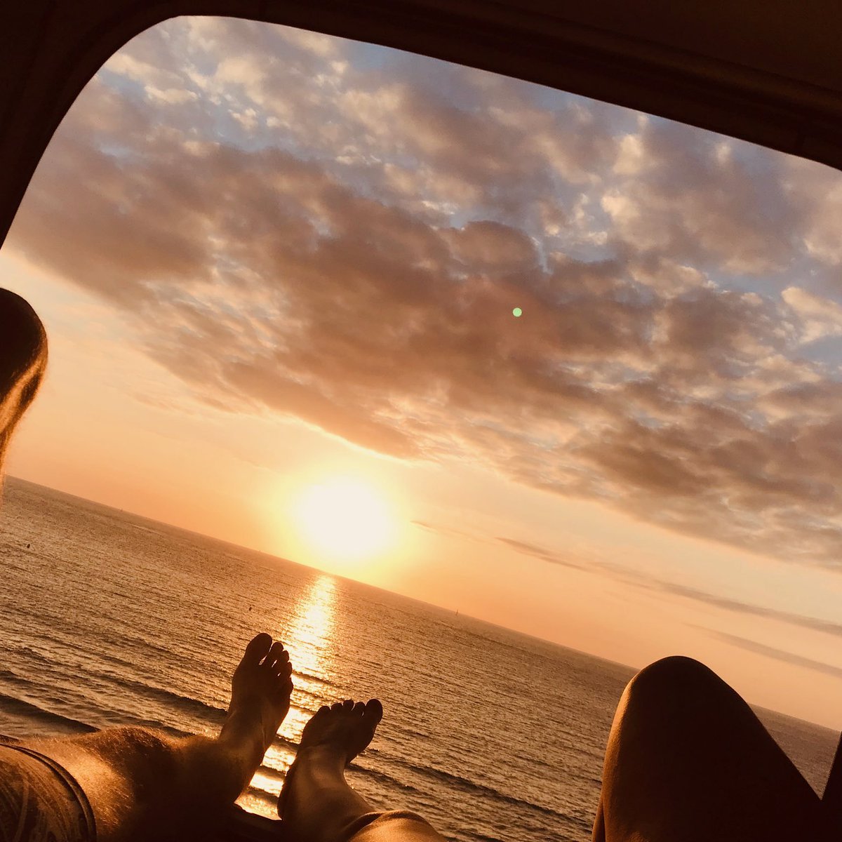 TravelCamper44's tweet photo. Le coucher de soleil est là preuve que les fins de journée peuvent être belles...
Merci à nos @travelcampeurs pour la photo 😉. https://t.co/sMvpCT4TM5