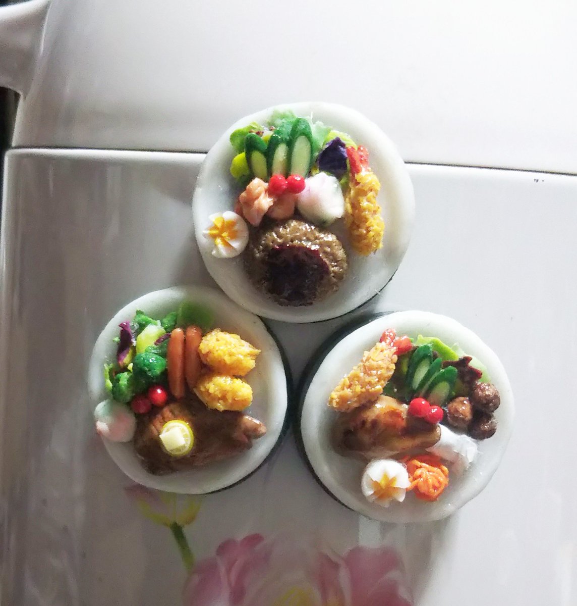 酒の肴ちゃん ๑ ڡ ๑ O 酒 A Twitter 大皿に盛り付けた洋食を マグネットにした3品 ポットにくっつけてみました ミニチュア ハンドメイド フェイクフード 樹脂粘土 洋食 マグネット 冷蔵庫 酒の肴ちゃん ๑ ڡ ๑ O 酒 A Twitter 大皿に盛り付けた洋食を マグネットにした3品 ポットにくっつけてみました ミニチュア ハンドメイド フェイクフード 樹脂粘土 洋食 マグネット 冷蔵庫