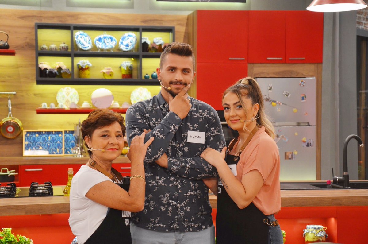 Damat Bayıldı'da bugün yarışacak ailemiz;

Gelin: Nesrin Hanım
Kaynana: Nursel Hanım
Damat: Numan Bey

Günün Menüsü:
Zade Kebabı
Garnitürlü Pilav

Numan Bey, yemekleri doğru tahmin edip ailesine puan kazandırabilecek mi? 
Damat Bayıldı şimdi Show TV'de!
#damatbayıldı