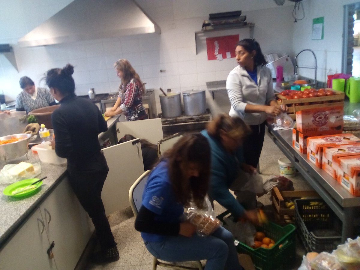 Ivylopez94's tweet photo. #PASenlasEscuelas. Todo el equipo de la escuela abierta Independencia Nacional  trabajando por los niños @sebabonduri @fguillesaavedra @sandracolque_ok @patriciapinasco @artydance23 https://t.co/mt09CO3m7W