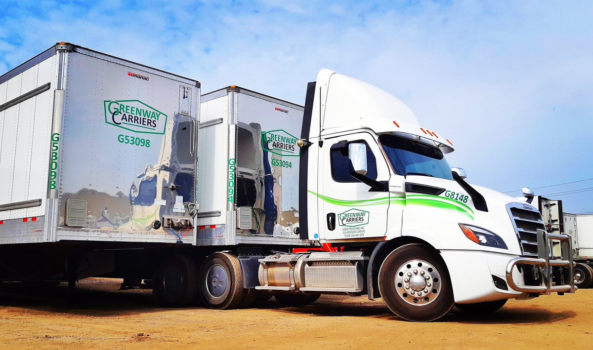 Gorgeous Wednesday sunny day for our drivers. #trucking #support #respect #truckdrivers #teamwork #happywednesday #greenwaycarriers