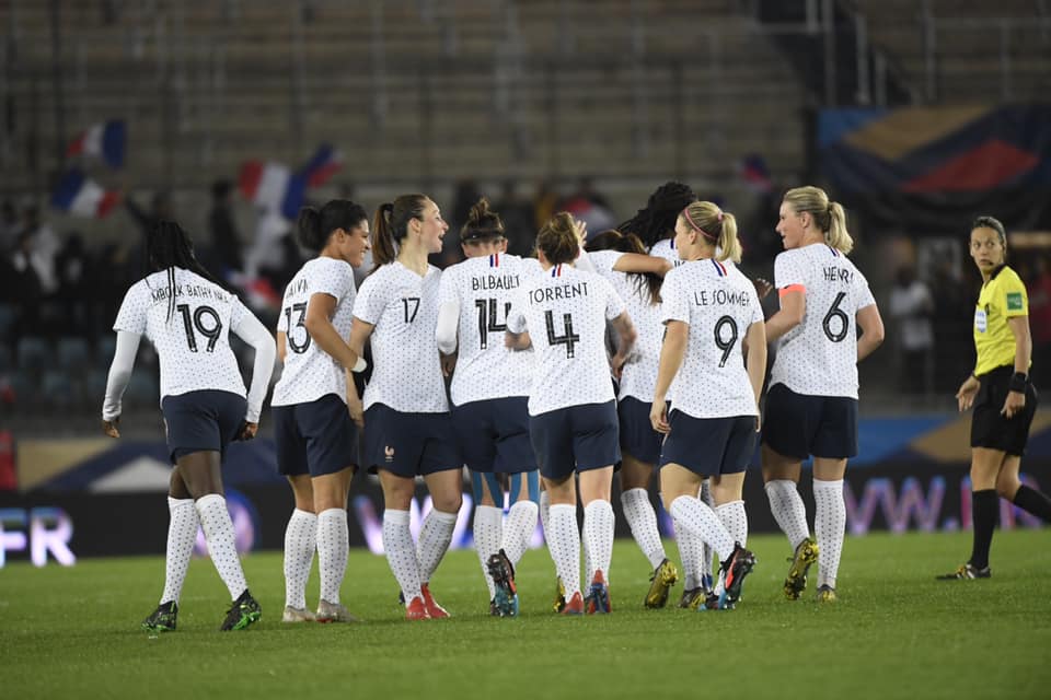 EDF_Foot's tweet photo. 🎁 RT &amp; Follow 🎁
Pour célébrer la victoire des Bleues face au Kazakhstan 
🇰🇿0 - 3 🇫🇷 on vous offre le maillot officiel de l'@equipedefrance extérieur 😍 
TAS prévu lundi prochain 🤞 #EclaironsLesBleues #KAZFRA https://t.co/3nFMn1WF2R
