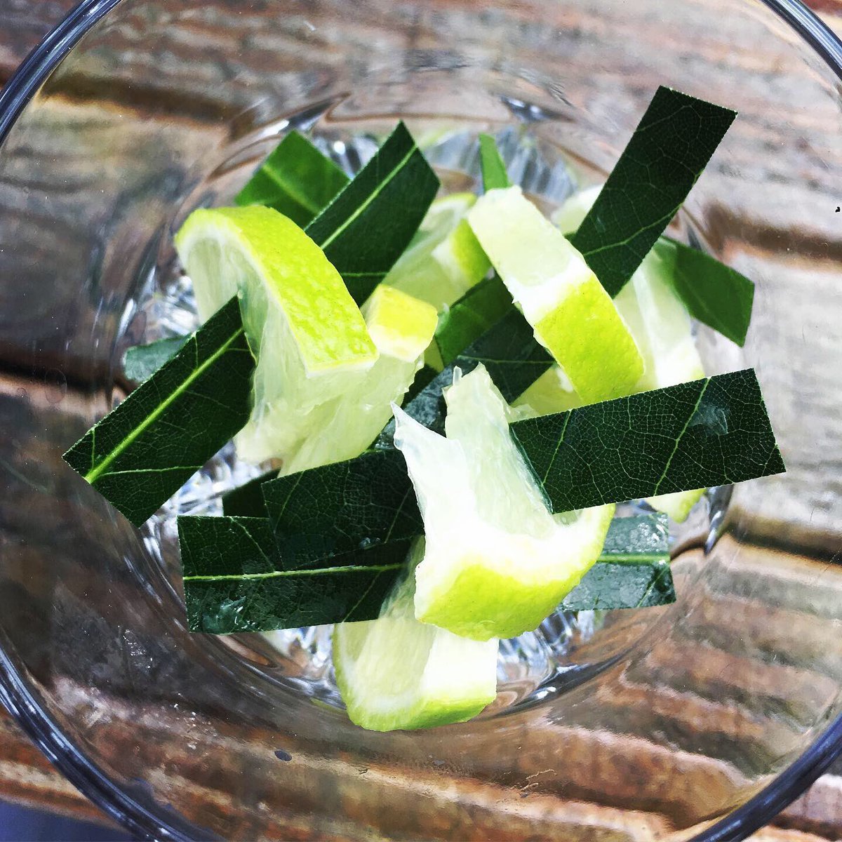 PadstowWineCo's tweet image. 100% stoked to have our gorgeous gin behind the bar @paulainsw6rth @no6padstow as of today.

Thanks for the love Paul, to you and your fab team!

#farmlocal #makelocal #buylocal #ginandtonic #perfectpour #cornishgin #botanicals #ploughtobottle #bayleaf #lime