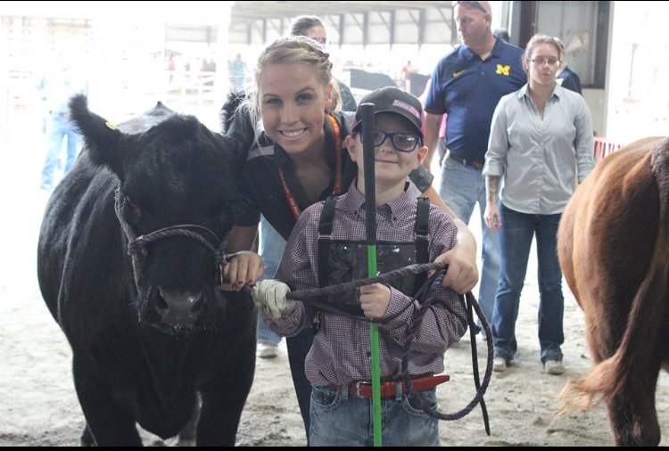 FFAcrestview's tweet photo. #2019FairHighlight Kassidy Klinger. A recent graduate of Crestview, Kassidy was on Van Wert Co Jr Fair Board and exhibited dairy beef feeders and market hogs at the fair! Kassidy also represented the dairy beef feeder department to show in showman of showmen! https://t.co/QsUioFHJQe