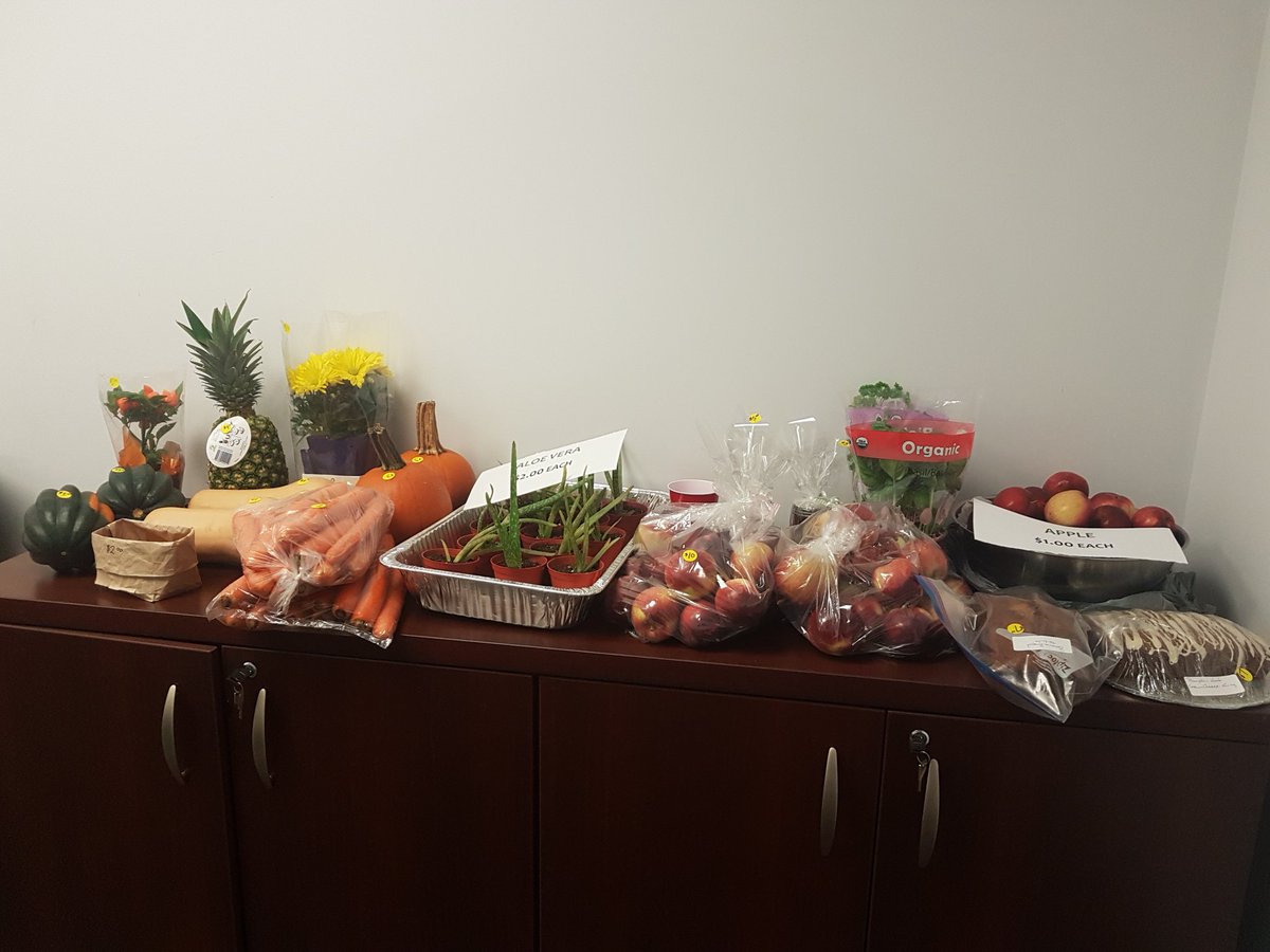 Getting ready for Oshawa Farmer's Market #CRACCgives2019 @MauricetteHowl3 <a href="/shipley_karol/">KarolwithaK</a> <a href="/DawnEffer/">Dawn Effer</a> <a href="/frances_sauve/">Frances Sauve</a>