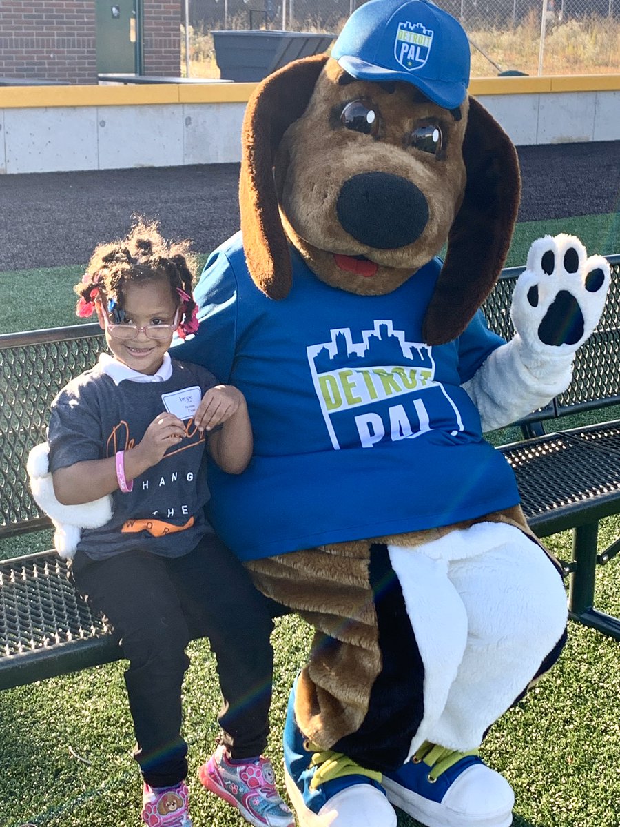 DetroitPAL's tweet photo. This little dreamer took home a new bed! Thank you @AshleyHomeStore for #MakingADifference

#hopetodream #ashleyhomestoregiveaway https://t.co/yaJ0YQx0a3