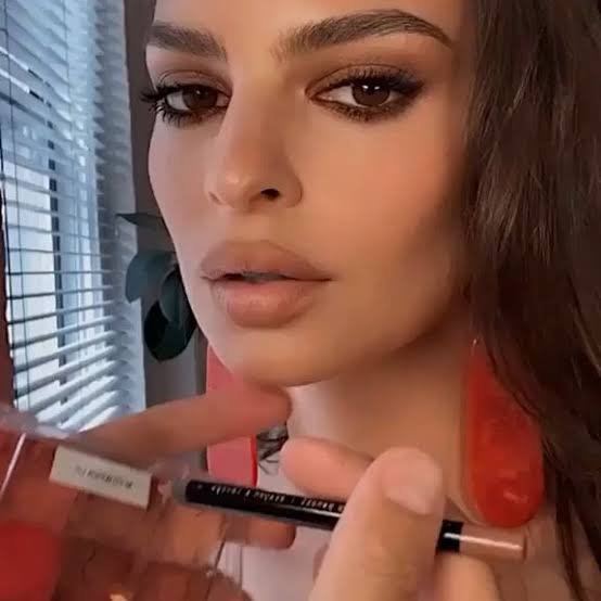 お魚 Pat氏のリップライナーめちゃくちゃ不思議 めちゃくちゃ唇 ががっしりと見えるというか ふわふわとかぷりっととかそういう感じでも大きく見せるとかじゃないしなんなのー ギュっと締めて2pacみたいな中身の詰まった唇 になる