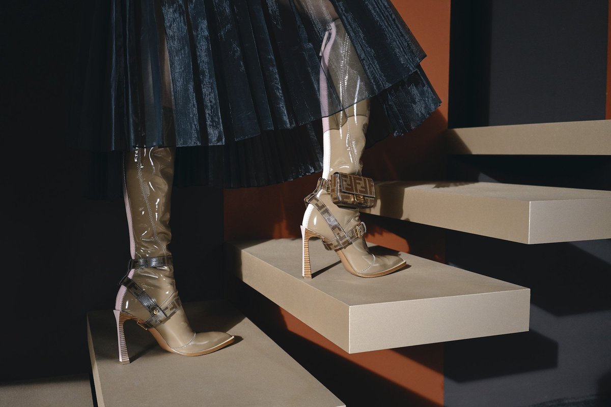 Fendi's tweet photo. The Nano #FendiBaguette, easily styled with every ensemble – you’re only limited by your imagination. #FendiFW19
Models: Adesuwa, Dilone, Sara Grace Wallerstedt, Bomi Youn, Lindsey Wixson-Young, Felice Nova Noordhoff, Chun Jin, HyunJi Shin
Styling: @chaossocialclub https://t.co/sWJLlqihwj