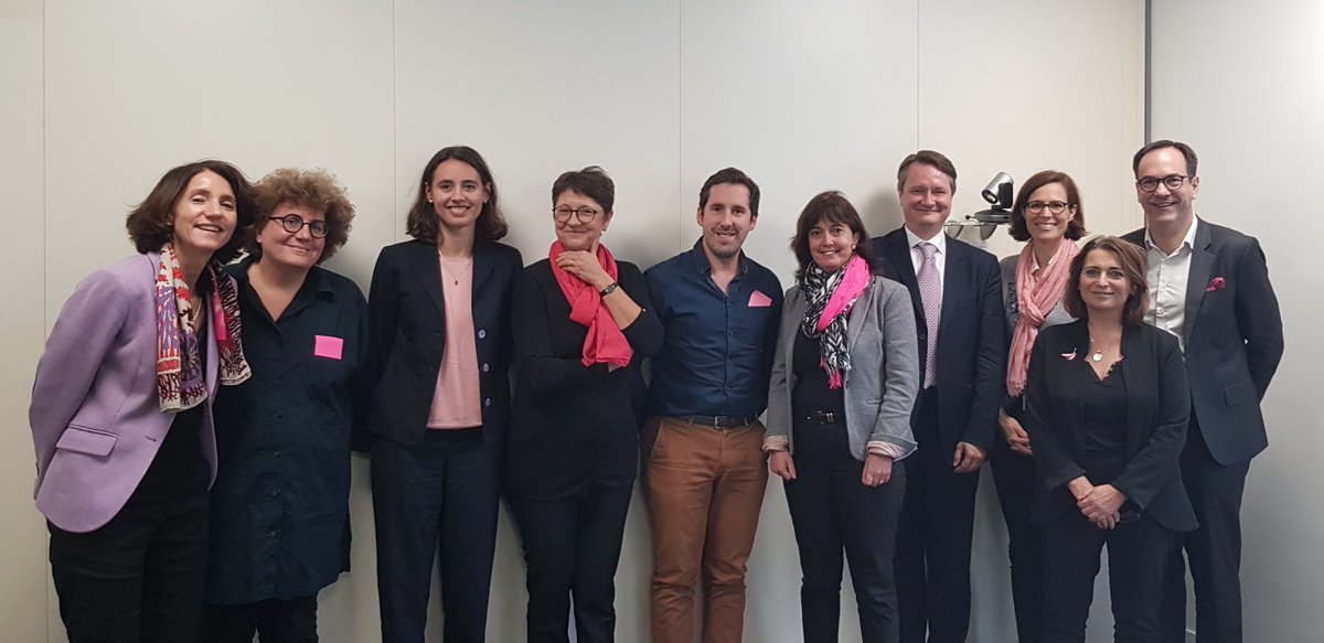 adcorbiac's tweet photo. 🎀🎀🎀Le CODIR de la Direction Santé et Prévoyance est fier de soutenir la lutte contre le cancer #AXAOctobreRose  🎀🎀🎀
@pdelaux @EmmanuelLarcher https://t.co/cTbk3tIs5G