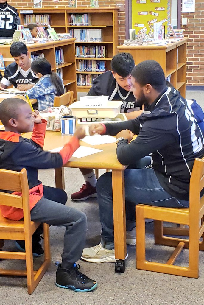 Dr_Mihalik's tweet photo. Our first day of Readers Are Leaders with the @DominionLcps High School Football Team. We are building relationships from day 1 🏈 @SugarlandES @gailbrady508 @Suglibrary @RAL_NonProfit #StrongerTogether https://t.co/2wKskI1NpC