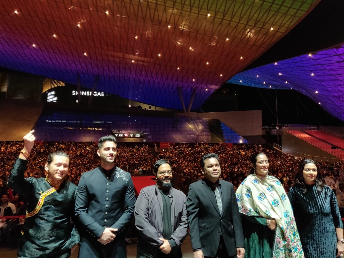 DAVIDBALA333's tweet photo. The maestro sets the stage on fire with his live performance @BusanFilmFest #99songs is presented by @jiostudios & @arrahman ,directed by @VishweshK and stars @Itsehanbhat. @YM_Movies @JioCinema @idealentinc #BIFF20 #99songsthemovie https://t.co/he0dqUNRkR