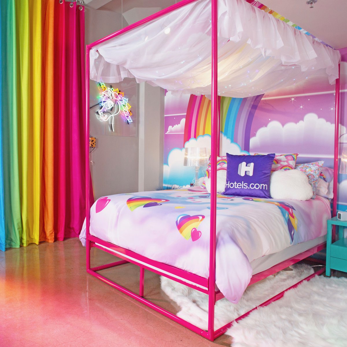 hotelscomhelp's tweet photo. Can you believe? The https://t.co/J4tvzOhRUP Lisa Frank Flat is available to stay at in DTLA October 11-27. 🦄🌈 https://t.co/SuRiKnbw5G https://t.co/FQ7D8mrE3W
