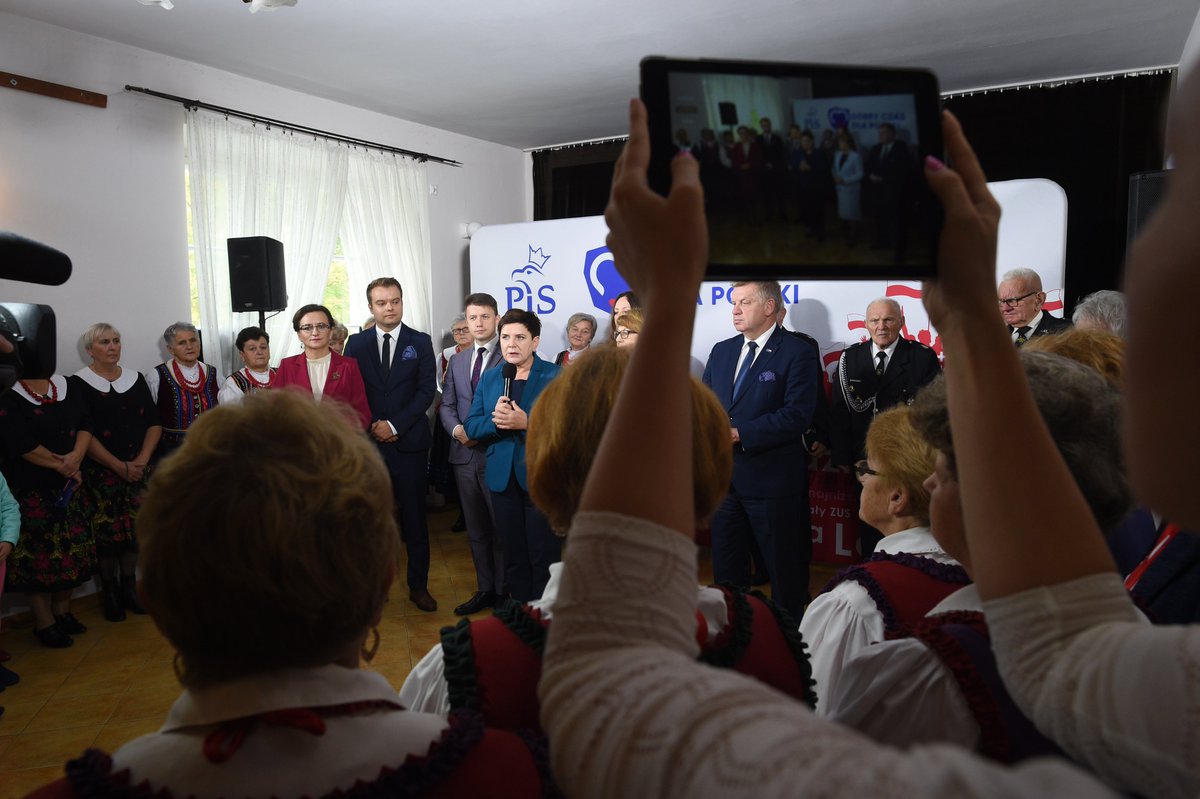 pisorgpl's tweet photo. Za nami spotkanie b. Premier @BeataSzydlo z mieszkańcami #Mostki (gm. Suchedniów). Dziękujemy! ☺ #JedziemyDalej #DobryCzasPL 🇵🇱 https://t.co/ESsSd7QiUa