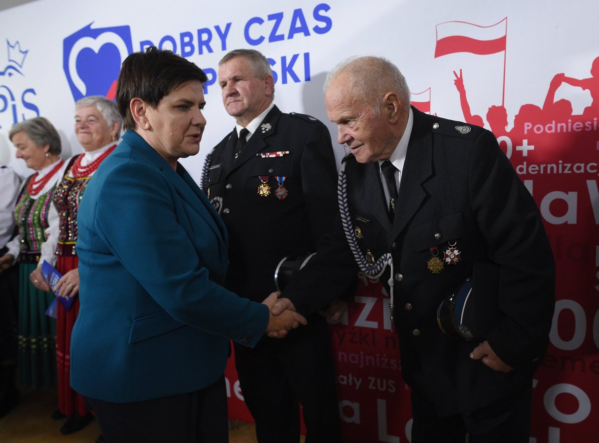 pisorgpl's tweet photo. Za nami spotkanie b. Premier @BeataSzydlo z mieszkańcami #Mostki (gm. Suchedniów). Dziękujemy! ☺ #JedziemyDalej #DobryCzasPL 🇵🇱 https://t.co/ESsSd7QiUa